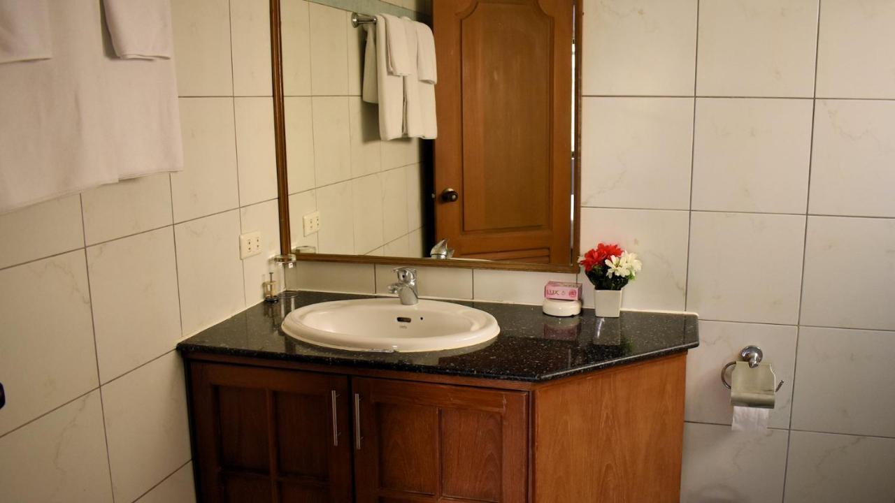 Klein Heidelberg Guesthouse Паттайя Экстерьер фото